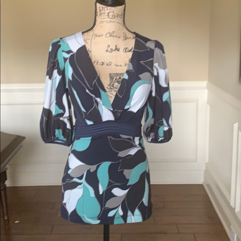 BCBGMAXAZRIA High Low Patterned 3/4 Top EUC